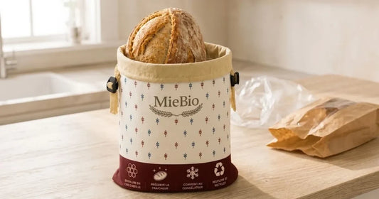 Sac à pain MieBio en tissu devant un sachet plastique et un sac papier froissés