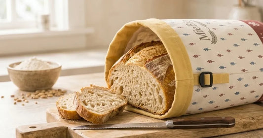 Miche de pain glissée dans le sac à pain MieBio, tranches coupées devant