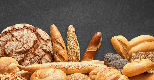 Assortiment de pains et de baguettes sur fond sombre