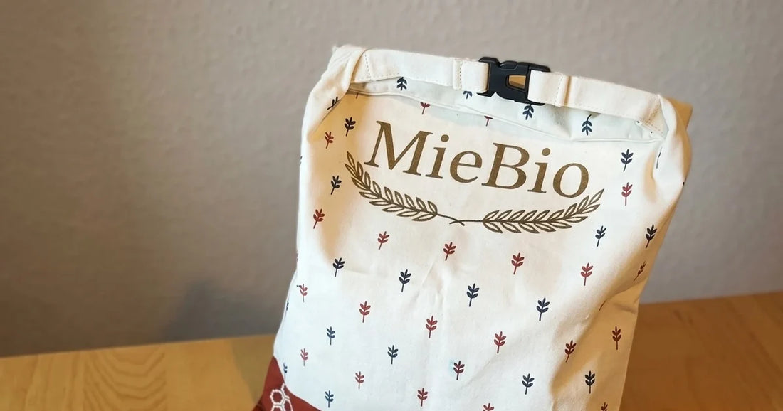 Sac à pain MieBio en coton posé sur un plan de travail avec du pain