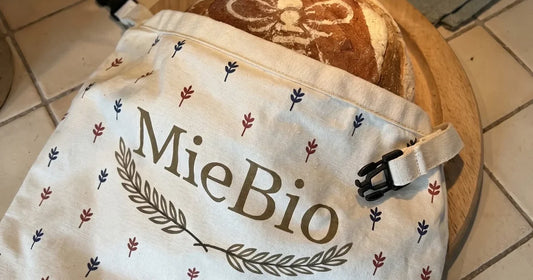 Sac à pain MieBio en coton refermé sur une miche de pain