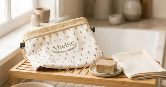 Sac à pain MieBio en train de sécher sur un égouttoir à côté d'un savon doux