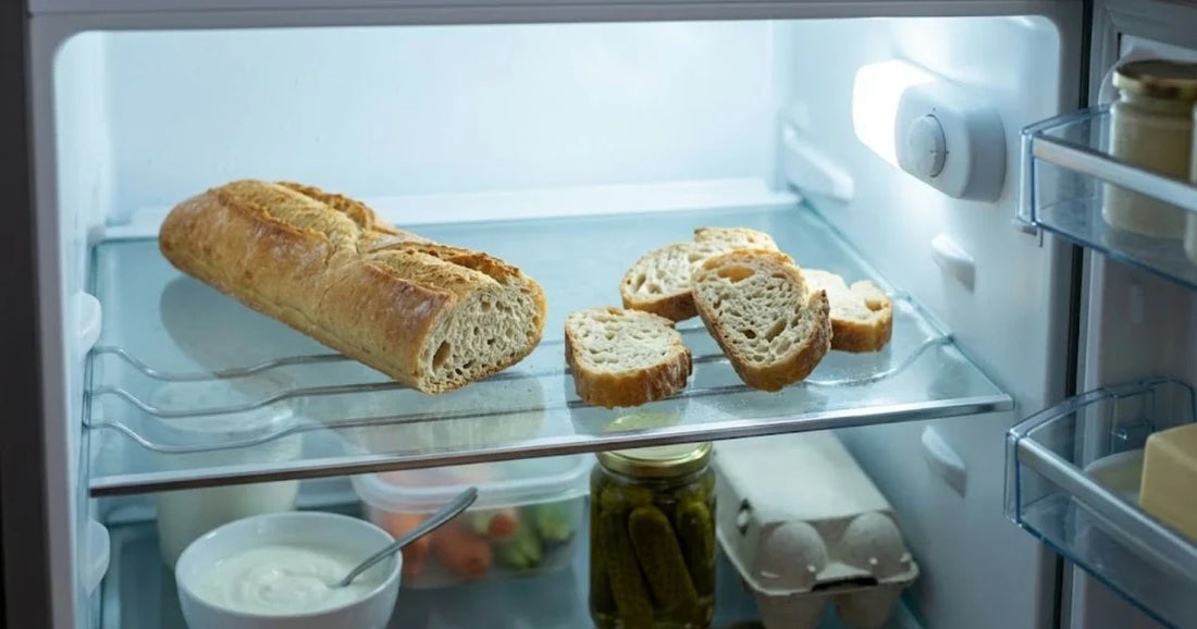Demi-baguette et tranches de pain posées sur une clayette de réfrigérateur
