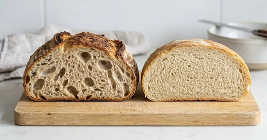 Pain au levain à la mie alvéolée et pain à la levure à la mie serrée, coupés côte à côte