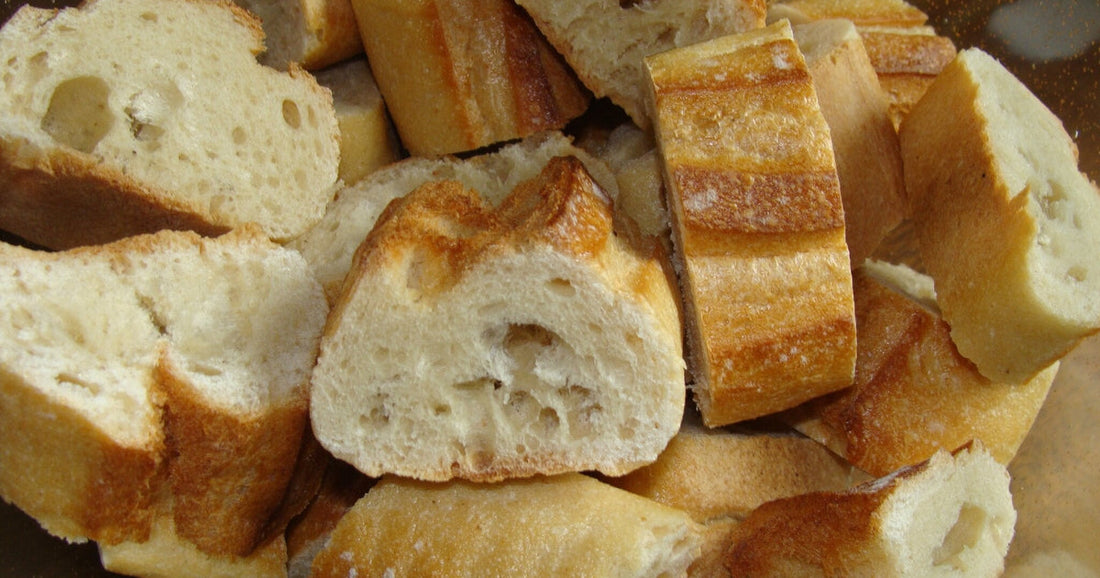 Morceaux de baguette rassie ouverts sur un plan de travail