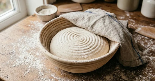 Banneton en rotin fariné avec un pâton qui pousse, spirales imprimées sur la pâte